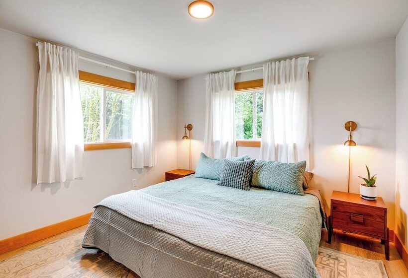 Bay City Retreat ~ 1/2 Mi To Local Beach!