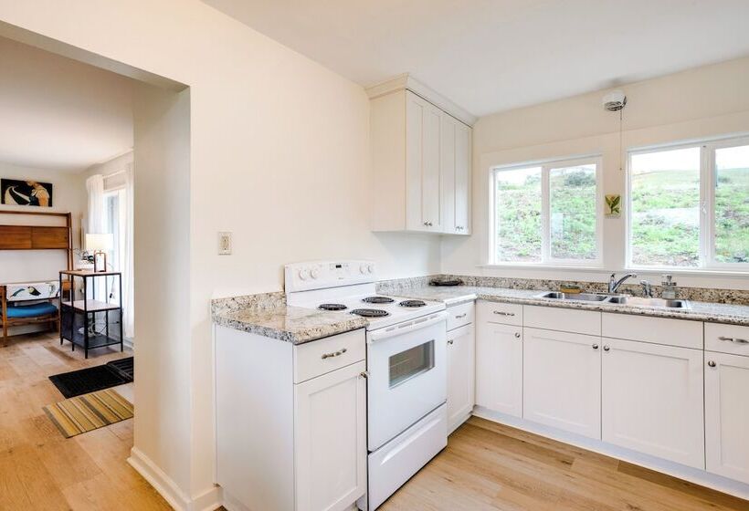 Bay City Retreat ~ 1/2 Mi To Local Beach!