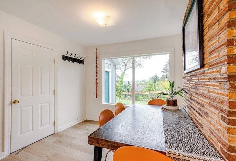 Bay City Retreat ~ 1/2 Mi To Local Beach!