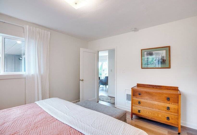 Bay City Retreat ~ 1/2 Mi To Local Beach!