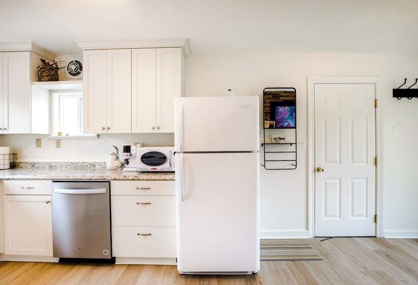 Bay City Retreat ~ 1/2 Mi To Local Beach!