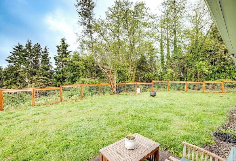 Bay City Retreat ~ 1/2 Mi To Local Beach!