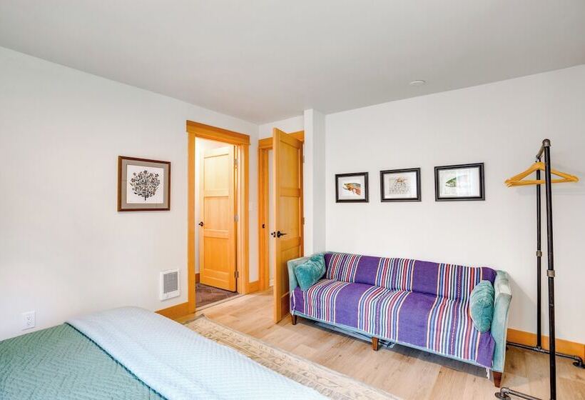 Bay City Retreat ~ 1/2 Mi To Local Beach!