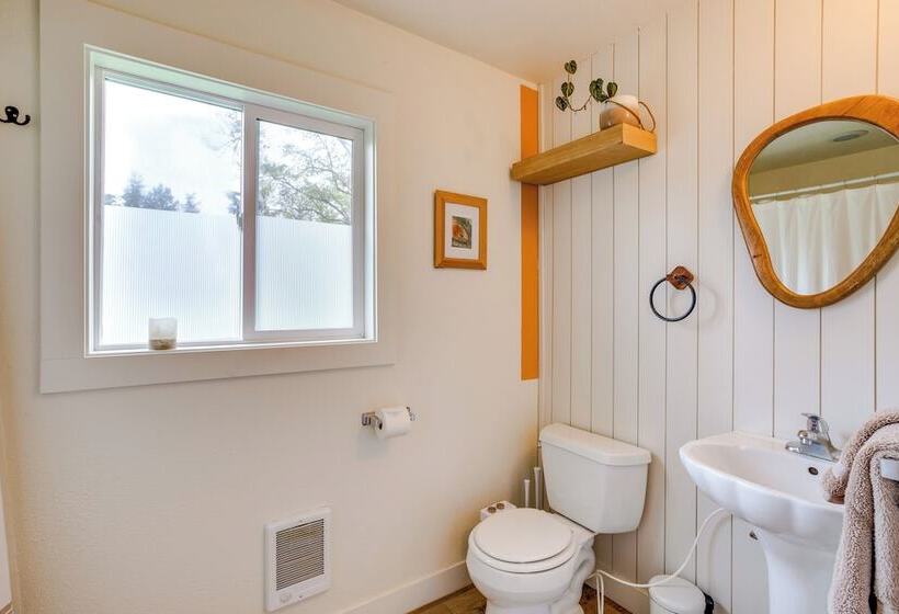 Bay City Retreat ~ 1/2 Mi To Local Beach!