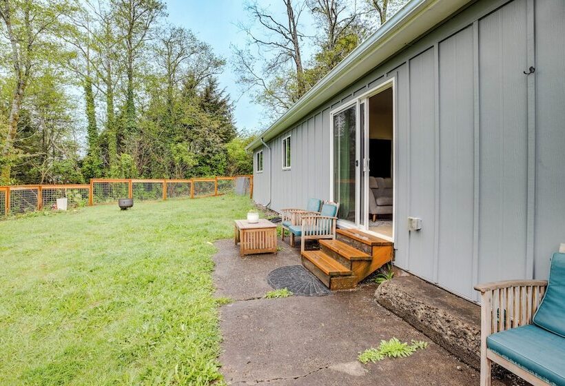 Bay City Retreat ~ 1/2 Mi To Local Beach!