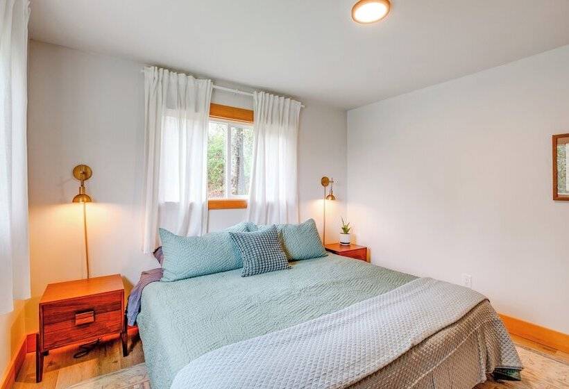 Bay City Retreat ~ 1/2 Mi To Local Beach!