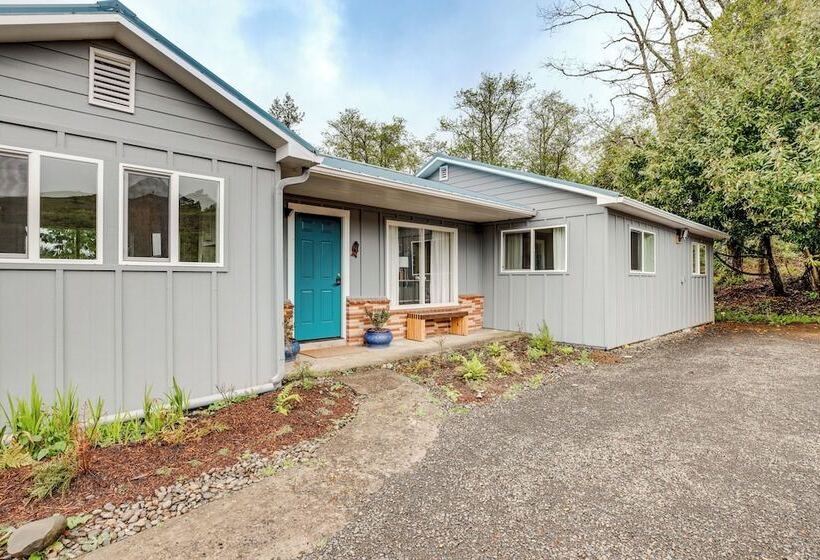 Bay City Retreat ~ 1/2 Mi To Local Beach!