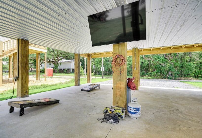 Bay St Louis Home W/ Deck, Near Hollywood Casino!