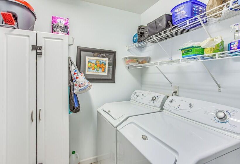 Beachy Oak Island Family Home   1 Mi To Ocean!