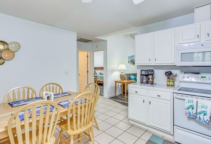 Beachy Oak Island Family Home   1 Mi To Ocean!