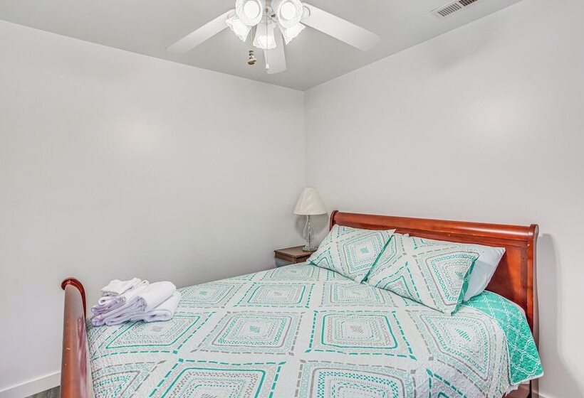 Beachy Oak Island Family Home   1 Mi To Ocean!