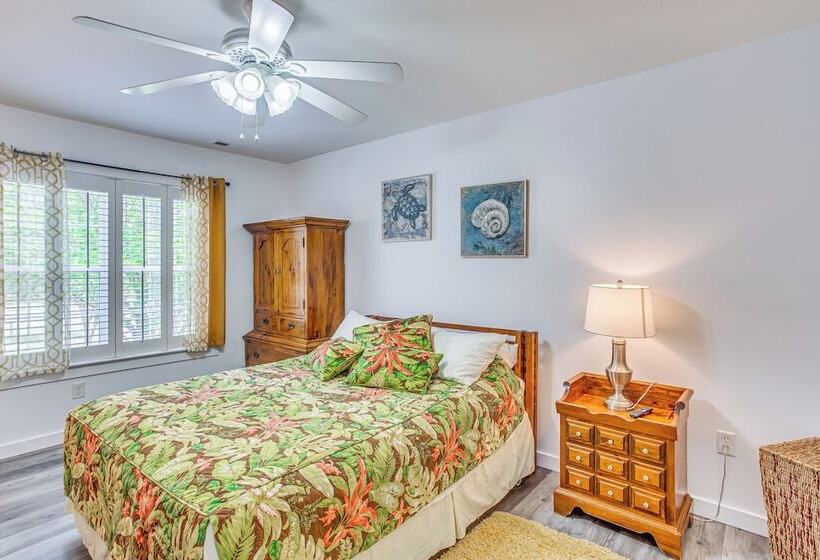 Beachy Oak Island Family Home   1 Mi To Ocean!