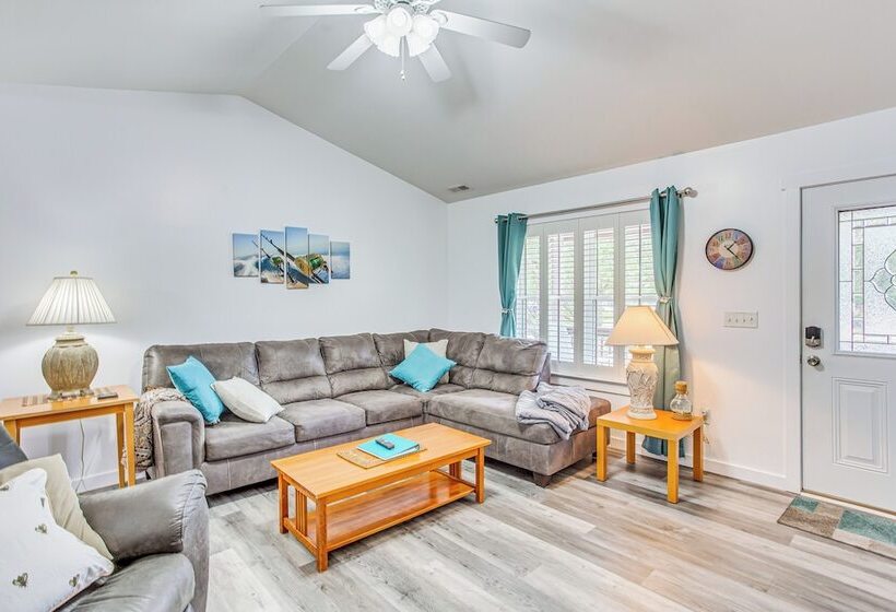 Beachy Oak Island Family Home   1 Mi To Ocean!