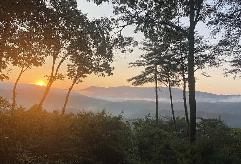 Blue Ridge Cabin W/ Mountain Views: 6 Mi To Dtwn!