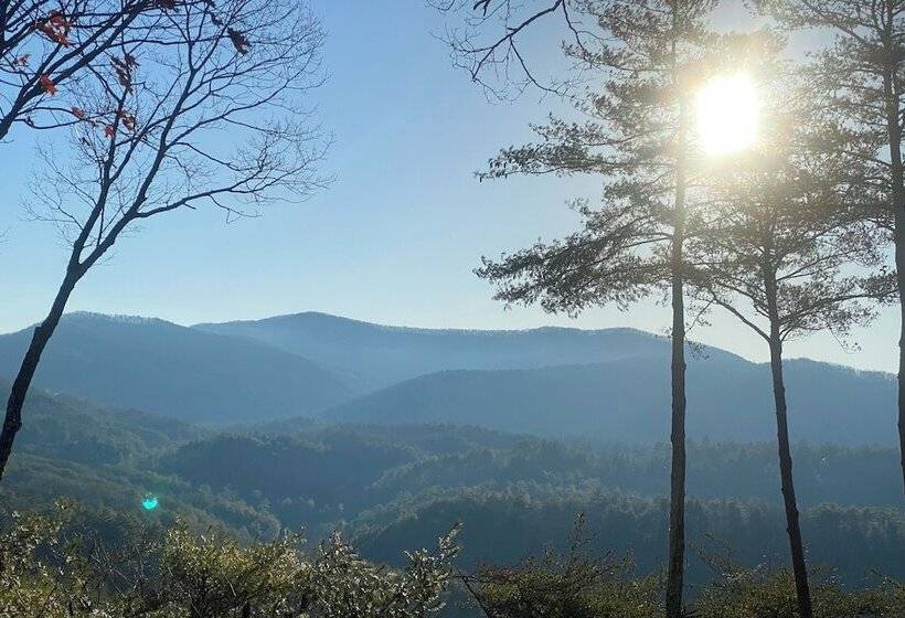 Blue Ridge Cabin W/ Mountain Views: 6 Mi To Dtwn!