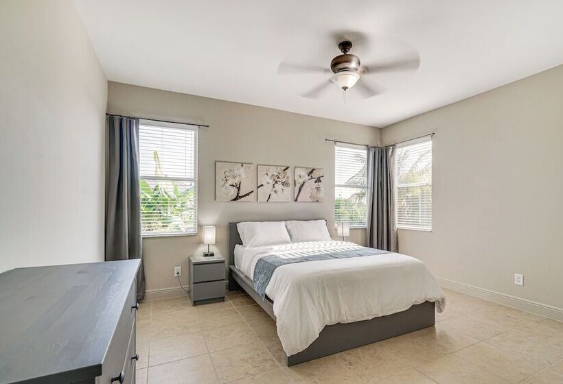 Sunroom & Canal Views: Cape Coral Home Near Parks