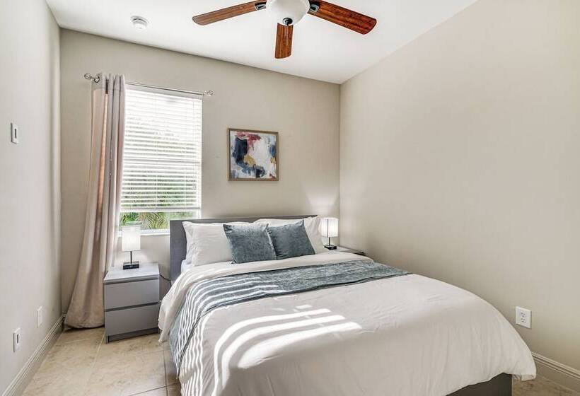 Sunroom & Canal Views: Cape Coral Home Near Parks