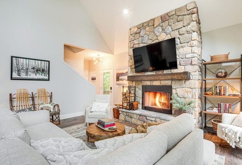 Cabin Rental Near Black Mountain: Fire Pit & Grill