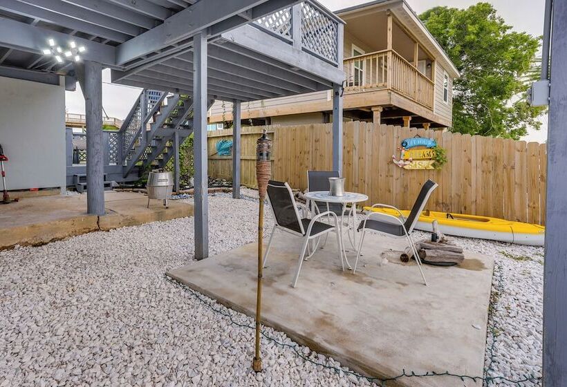 Canal Front Freeport Home ~ 4 Mi To Surfside Beach