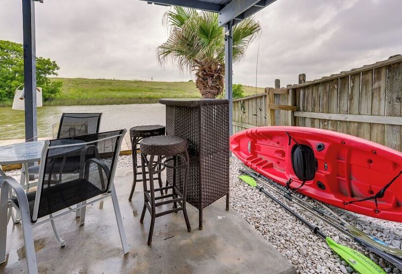 Canal Front Freeport Home ~ 4 Mi To Surfside Beach