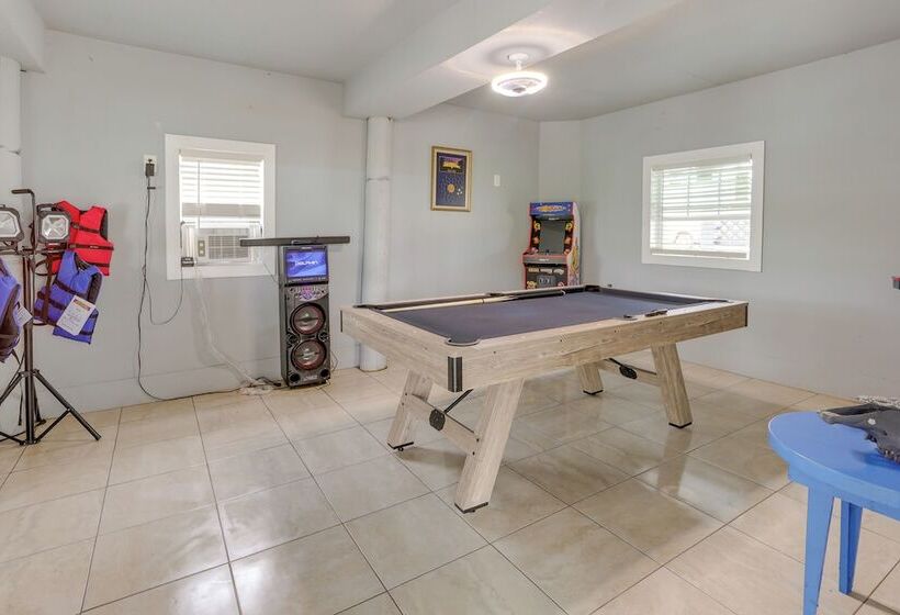 Canal Front Freeport Home ~ 4 Mi To Surfside Beach