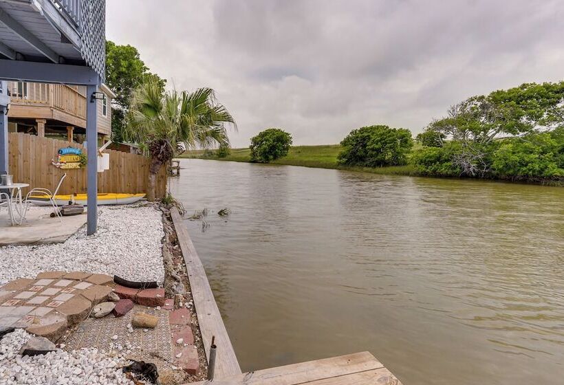 Canal Front Freeport Home ~ 4 Mi To Surfside Beach