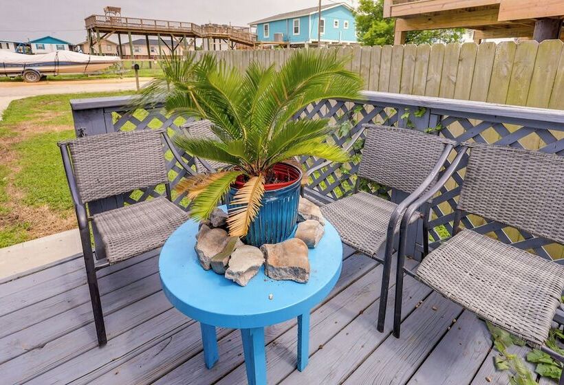 Canal Front Freeport Home ~ 4 Mi To Surfside Beach