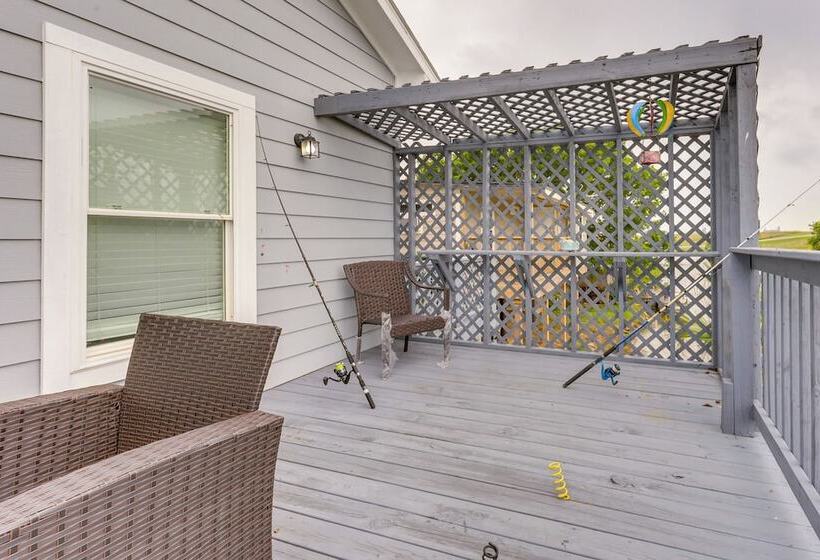 Canal Front Freeport Home ~ 4 Mi To Surfside Beach