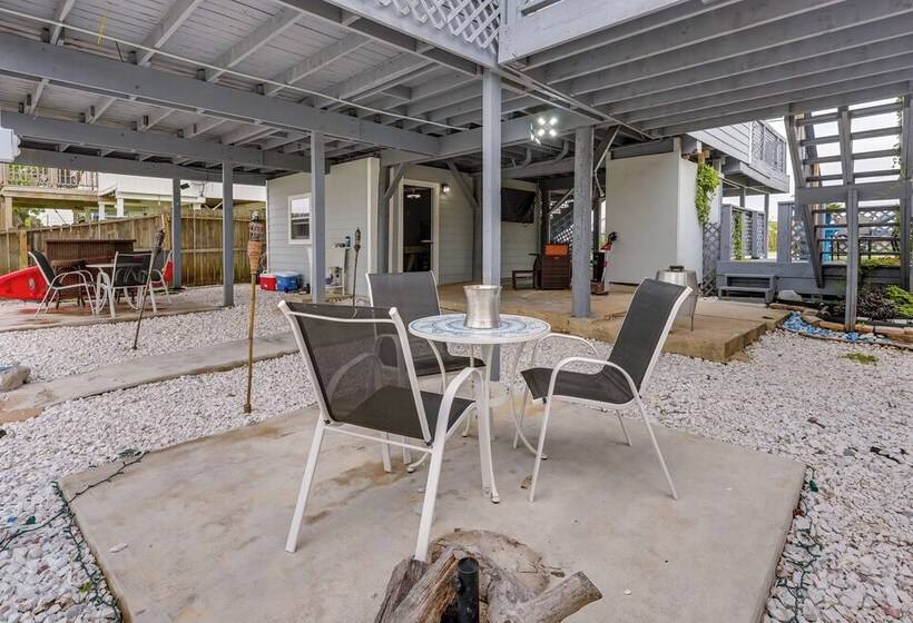 Canal Front Freeport Home ~ 4 Mi To Surfside Beach