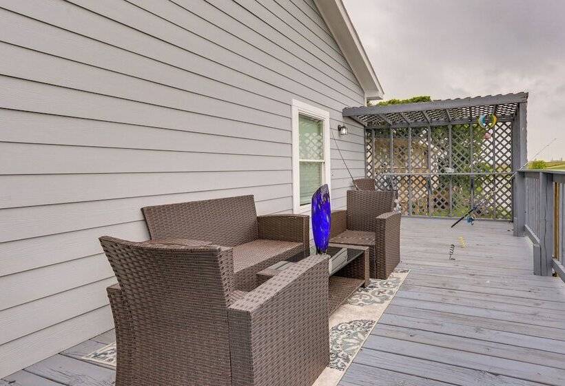 Canal Front Freeport Home ~ 4 Mi To Surfside Beach