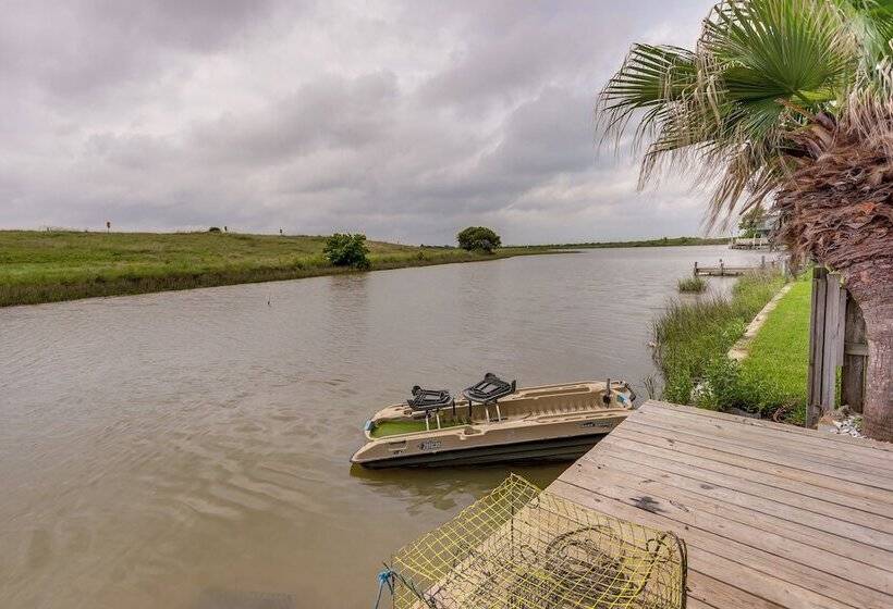 Canal Front Freeport Home ~ 4 Mi To Surfside Beach