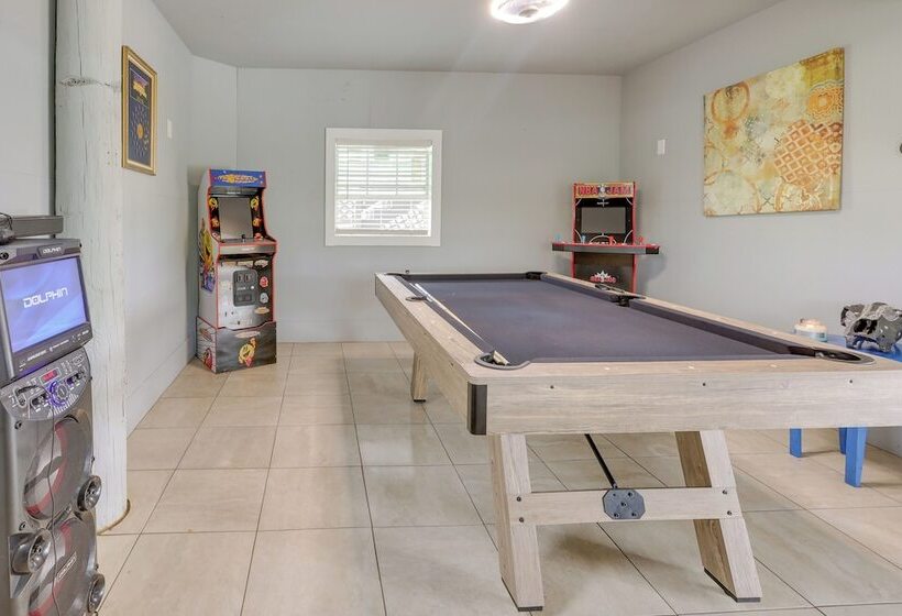 Canal Front Freeport Home ~ 4 Mi To Surfside Beach