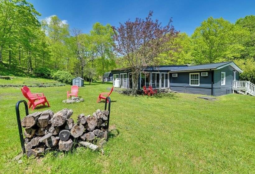 Catskills Family Retreat: Fishing & Hiking On Site