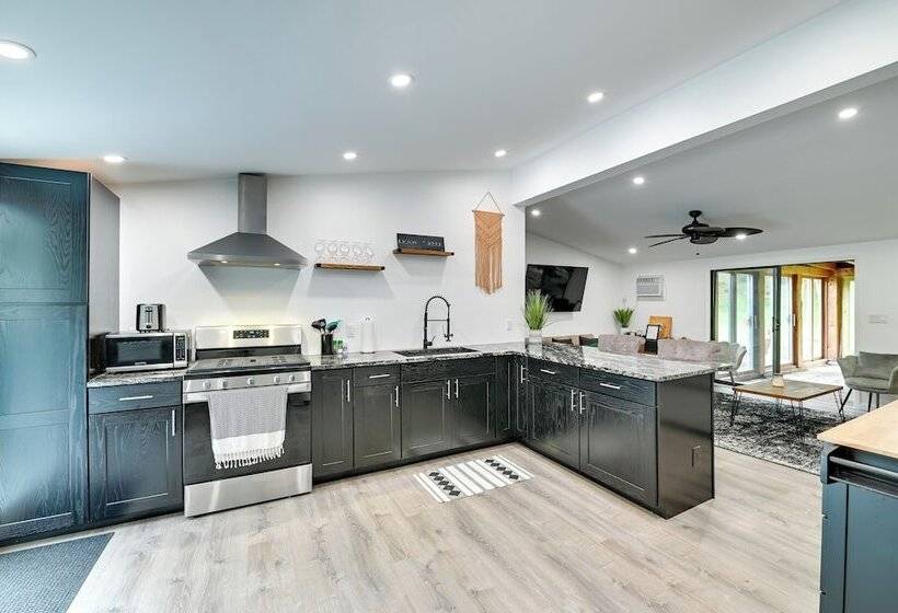 Catskills Family Retreat: Fishing & Hiking On Site