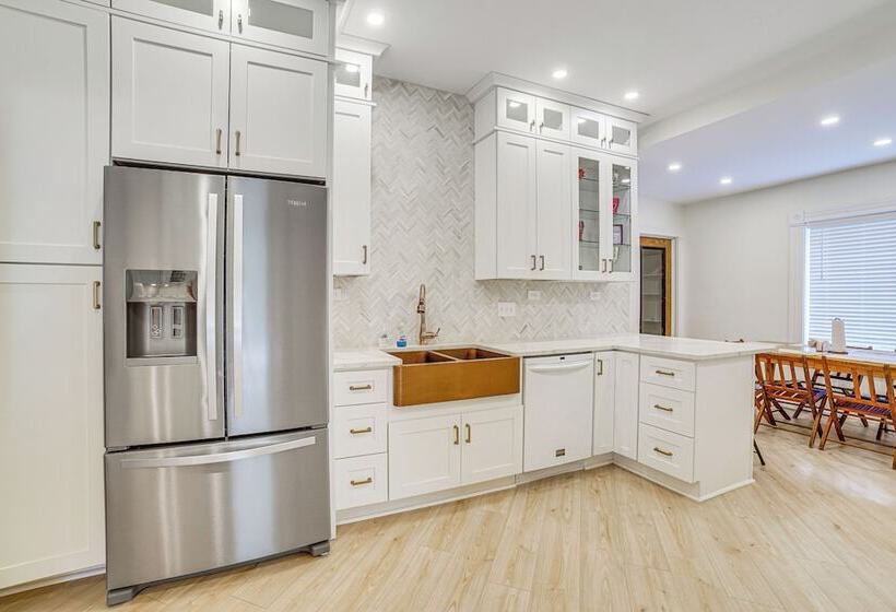 Charming Champaign Victorian W/ Deck!