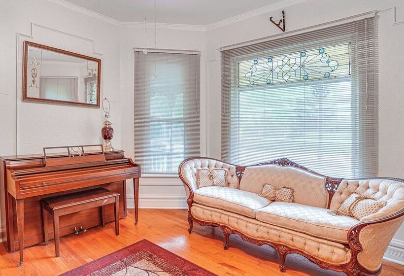 Charming Champaign Victorian W/ Deck!