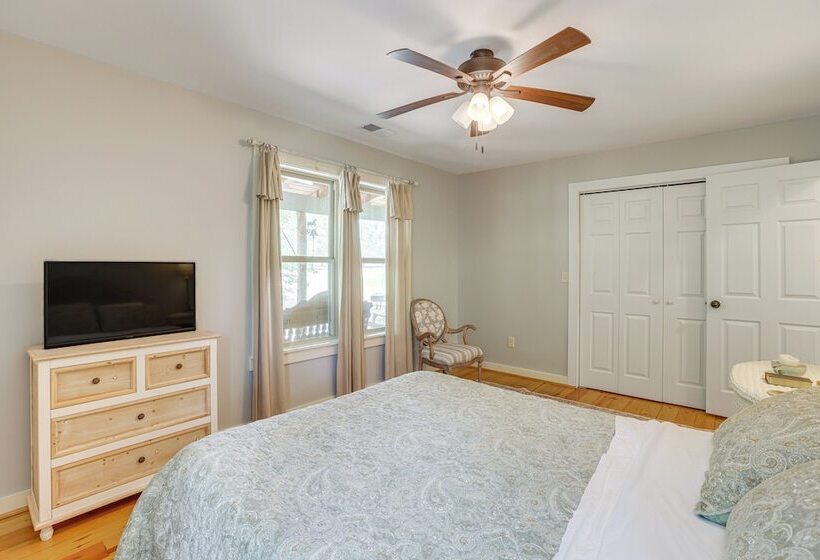 Charming Lawley Cottage: Deck, Fire Pit & Yard!