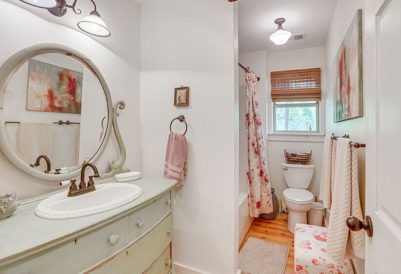 Charming Lawley Cottage: Deck, Fire Pit & Yard!