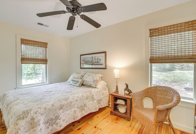 Charming Lawley Cottage: Deck, Fire Pit & Yard!