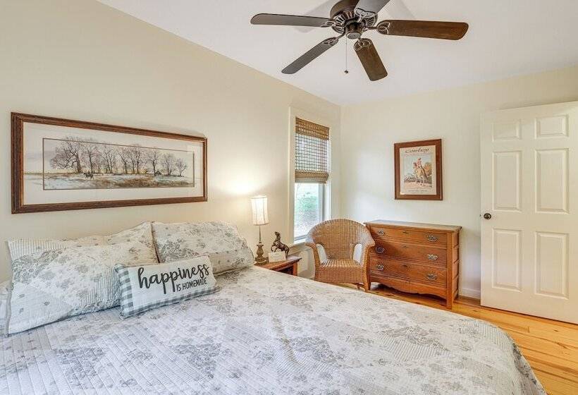 Charming Lawley Cottage: Deck, Fire Pit & Yard!