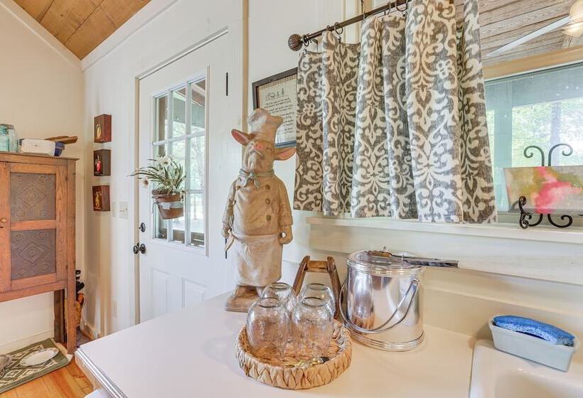 Charming Lawley Cottage: Deck, Fire Pit & Yard!