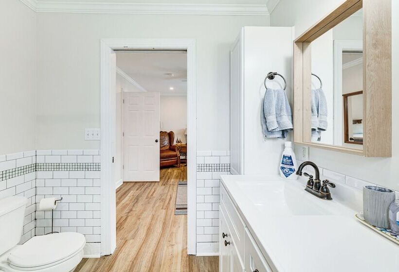 Charming Morehead City Home: 2 Mi To Beach Access