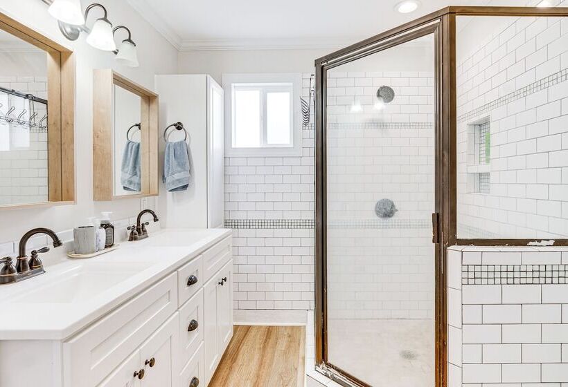 Charming Morehead City Home: 2 Mi To Beach Access