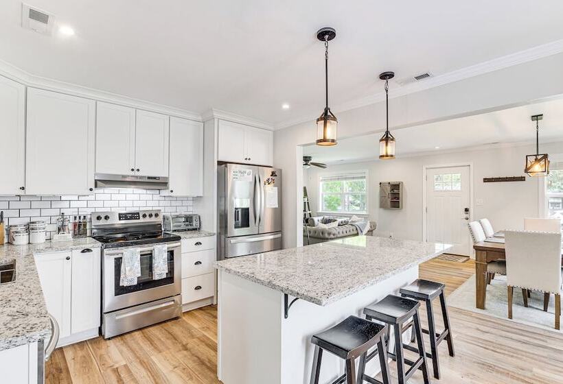 Charming Morehead City Home: 2 Mi To Beach Access