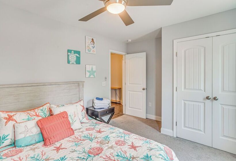 Charming Oak Island Beach House W/ Fire Pit & Yard