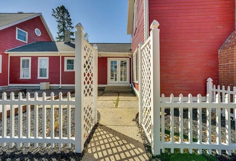 Charming Pentwater Home < 1 Mi To Lake Michigan!