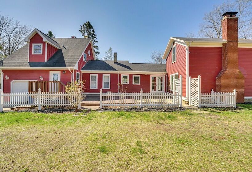 Charming Pentwater Home < 1 Mi To Lake Michigan!