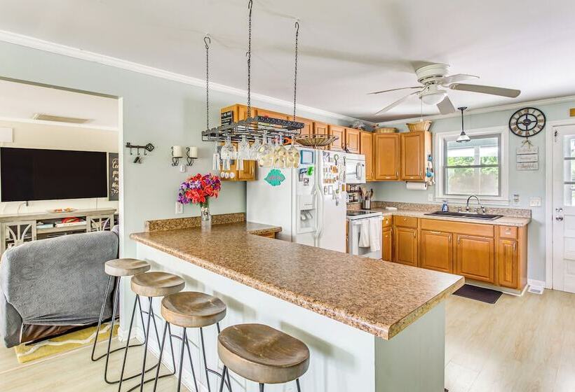 Charming Shallotte Home ~ 4 Mi To Ocean Isle Beach