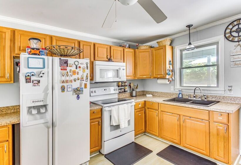 Charming Shallotte Home ~ 4 Mi To Ocean Isle Beach