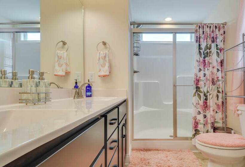 Charming Smithfield Home ~ 28 Mi To Raleigh!